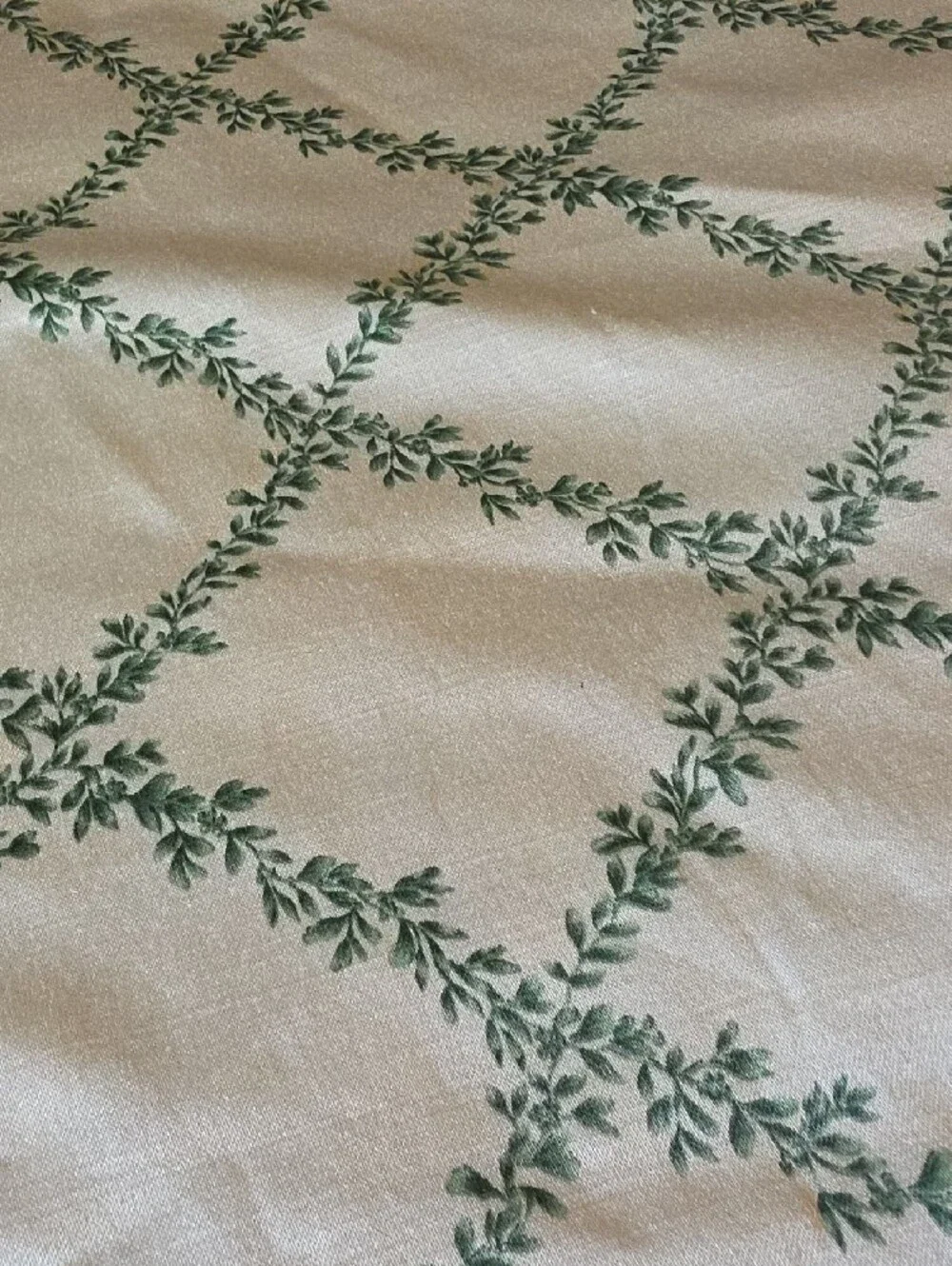 Floral Holiday Tree Printed Tablecloth in Cream Round 68